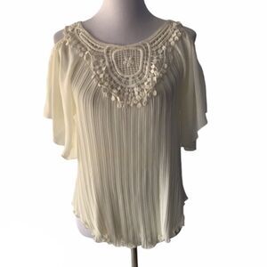 Romeo & Juliet Couture Cold Shoulder Top size M